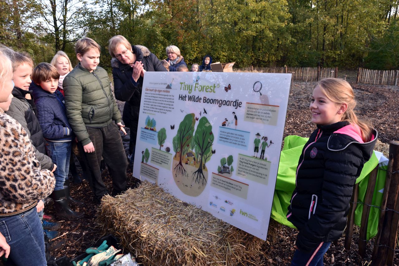 Kinderen en buurtbewoners planten Tiny Forest 'Het Wilde Boomgaardje' in Nieuwe Niedorp - Hollands Kroon Actueel